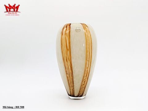  Chiếc bình hoa thủy tinh thiết kế bầu tròn đáy nhỏ 