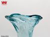 Chiếc bình hoa thủy tinh màu xanh trong, miệng xòe