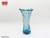 Chiếc bình hoa thủy tinh màu xanh trong, miệng xòe