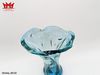 Chiếc bình hoa thủy tinh màu xanh trong, miệng xòe