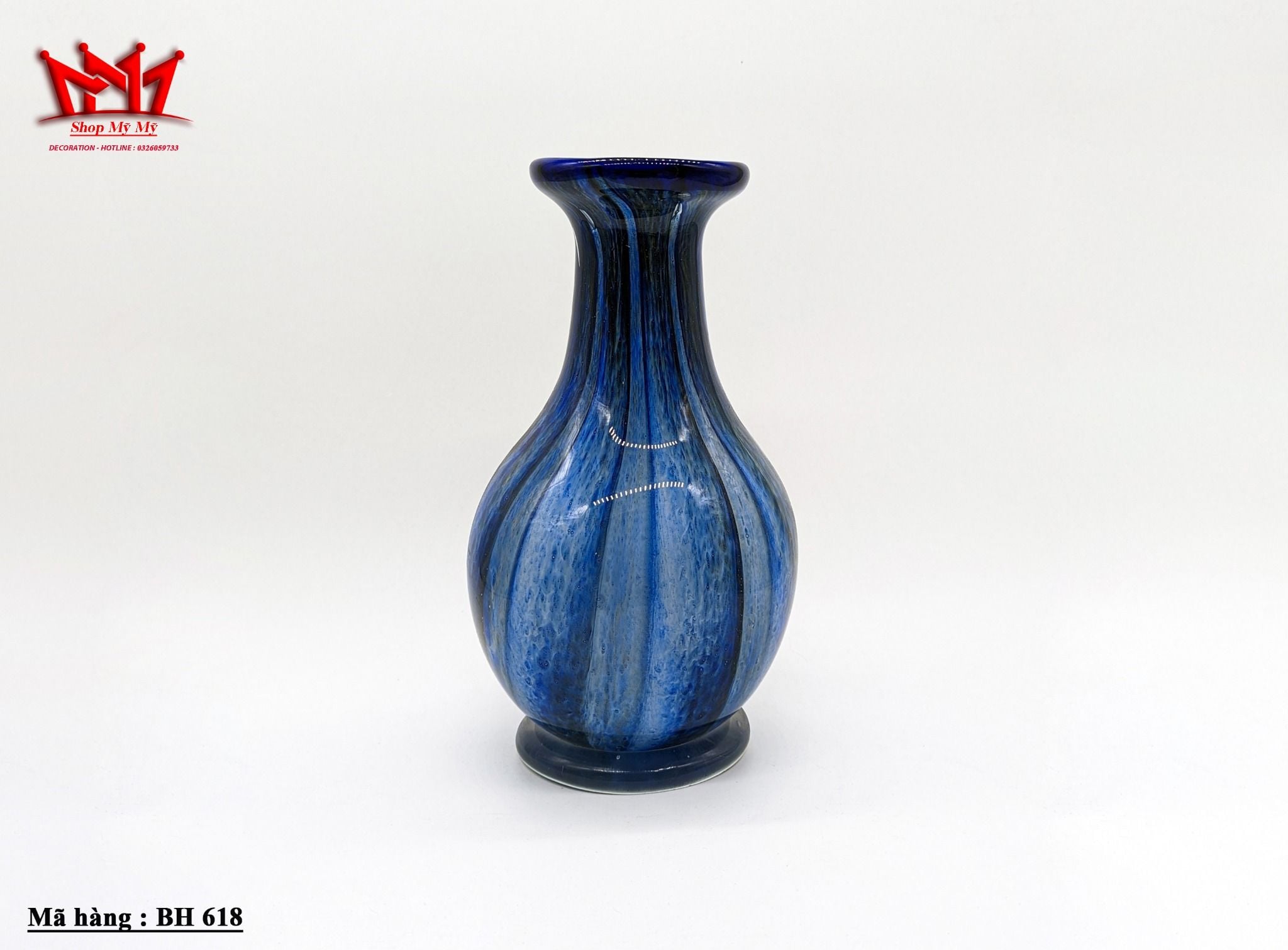 Bình được shop nhập về từ Mỹ có xuất xứ từ Ý. Murano nổi tiếng về mặt hàng thủy tinh thổi