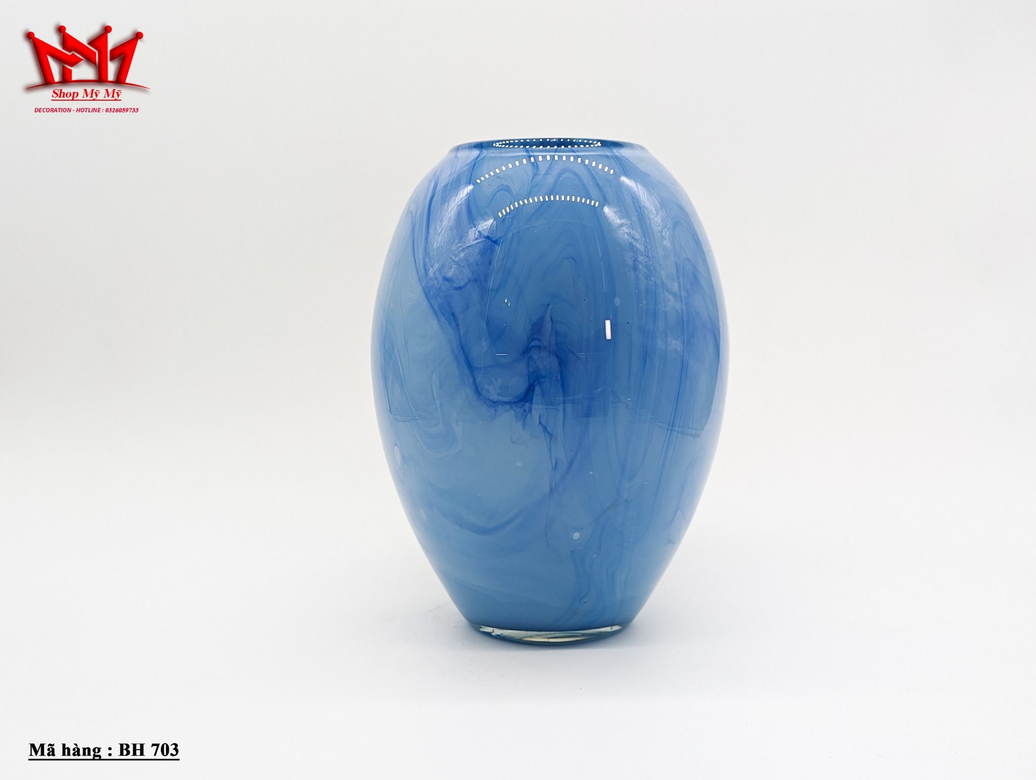 Bình hoa thủy tinh màu xanh lục cổ điển được sản xuất ở Châu Âu