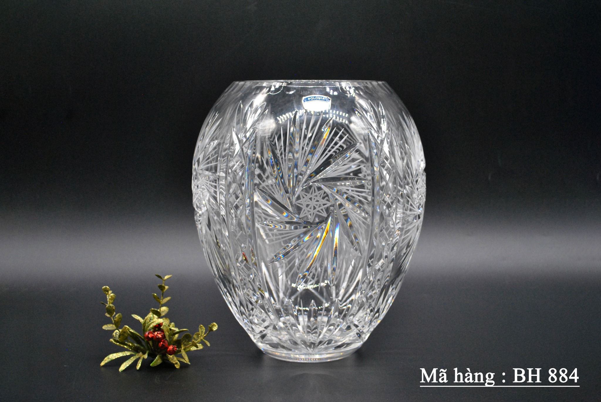 Bình hoa pha lê mài cắt tay được sưu tầm nhập về từ Mỹ.