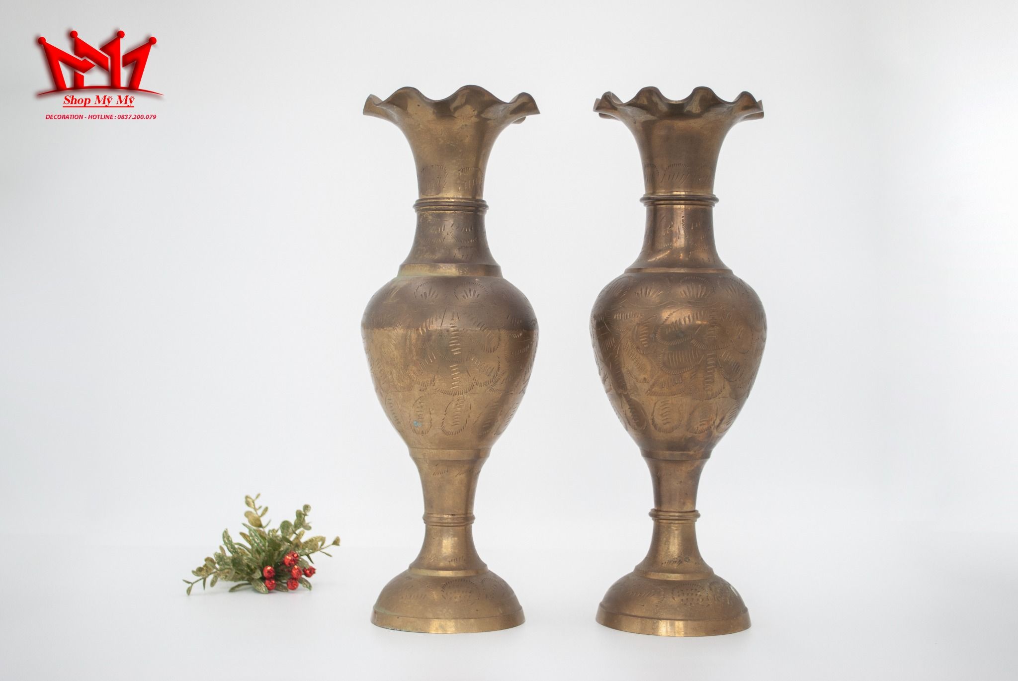 Cặp bình hoa bằng đồng miệng lượn sóng hoa văn chạm khắc bằng tay của Ấn Độ.