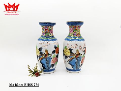  Cặp bình gốm sứ hình cặp đôi chim cùng hoa màu sắc rực rỡ được sản xuất ở Nhật. 