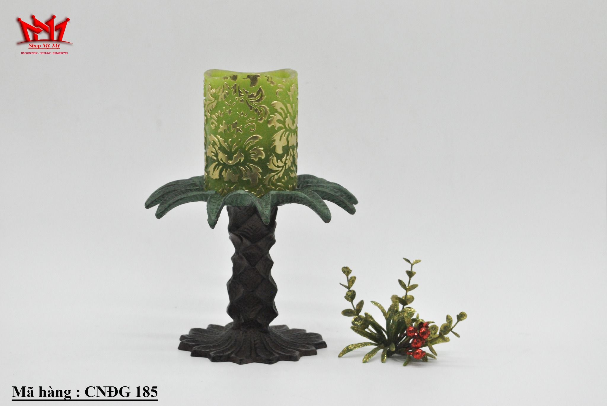 Chân đèn nến trang trí hình cây cọ độc đáo.