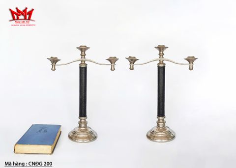  Cặp chân đèn nến được làm bằng thép không rỉ với lớp da màu đen bọc thân giữa. 