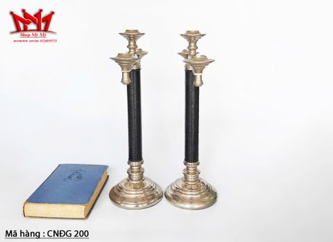  Cặp chân đèn nến được làm bằng thép không rỉ với lớp da màu đen bọc thân giữa. 