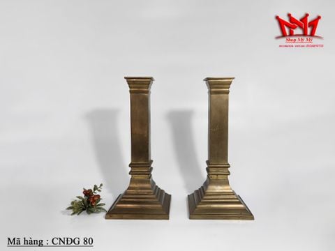  Cặp chân nến bằng đồng có đế vuông, dày và nặng của Ấn Độ. 