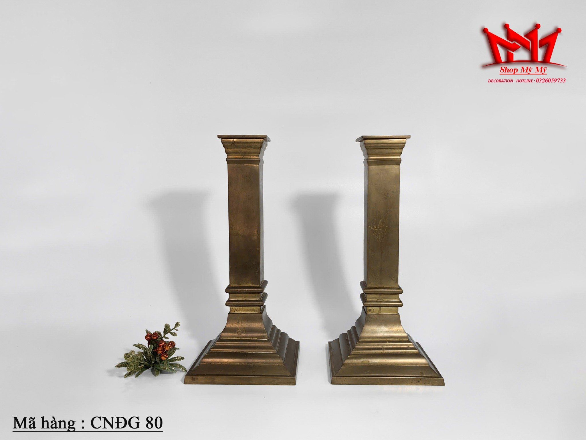 Cặp chân nến bằng đồng có đế vuông, dày và nặng của Ấn Độ.