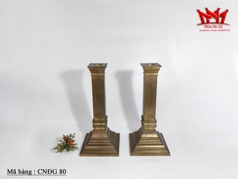  Cặp chân nến bằng đồng có đế vuông, dày và nặng của Ấn Độ. 