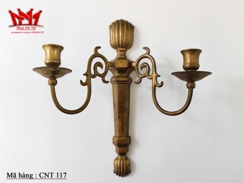  Cặp chân nến 2 nhánh gắn tường được làm bằng đồng. 