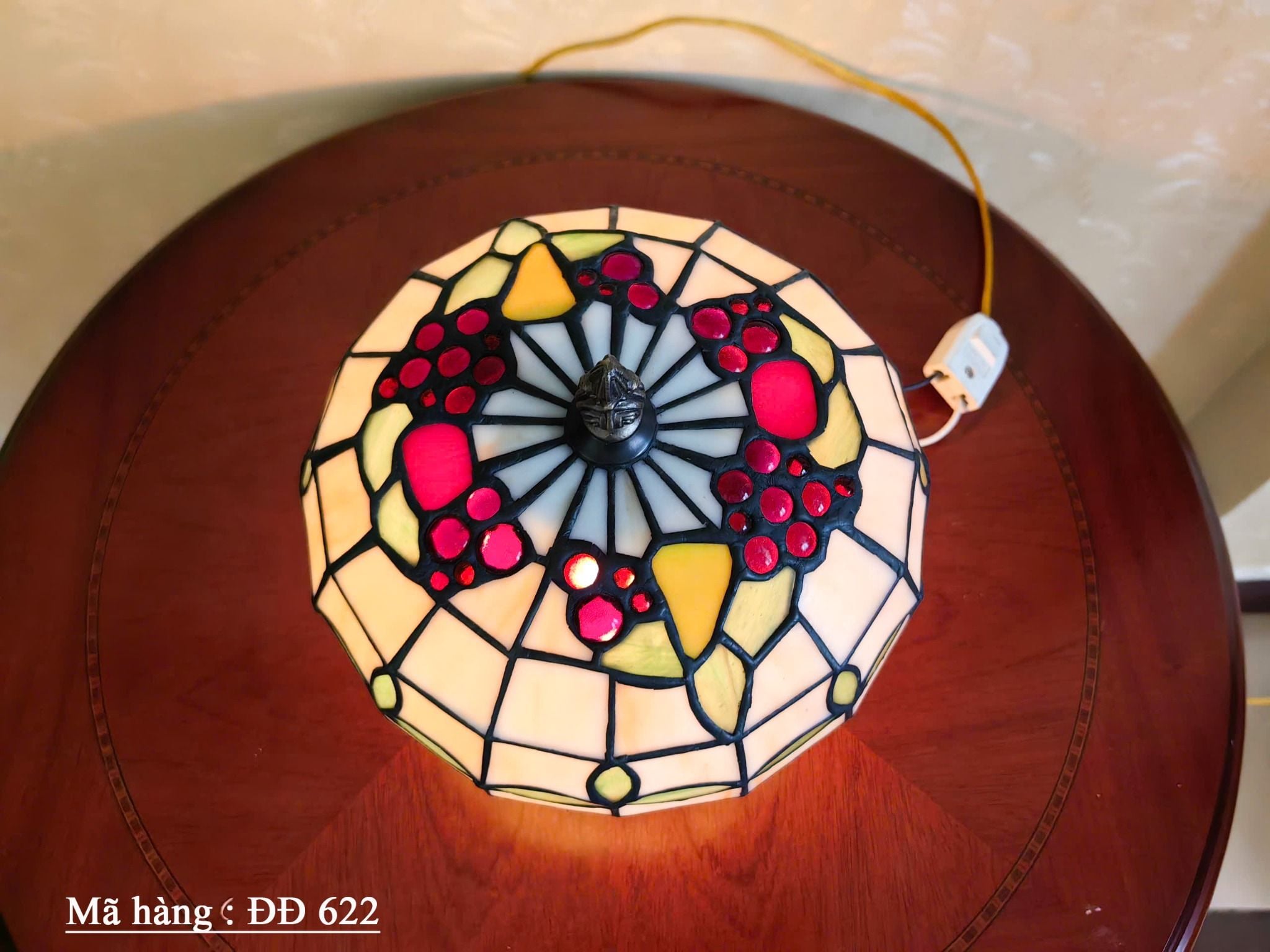 Đèn tiffany ốp tường bằng kính với khung được làm bằng kim loại