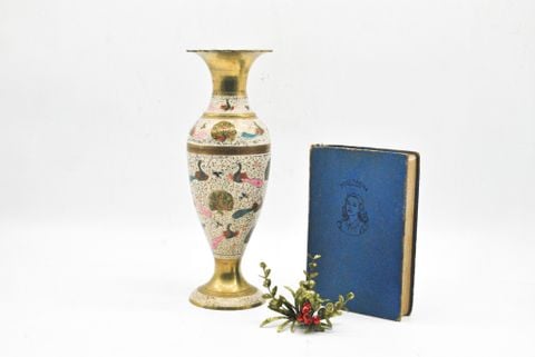  Bình hoa cổ điển bằng đồng được vẽ họa tiết màu rất tỉ mĩ của Ấn Độ. 