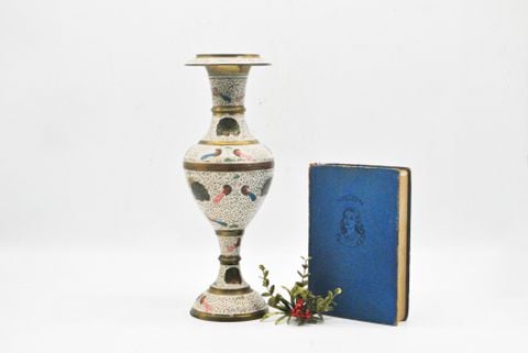  Bình hoa cổ điển bằng đồng được vẽ họa tiết chim công màu rất tỉ mĩ của Ấn Độ. 