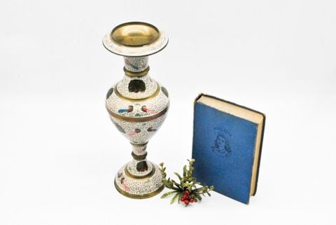  Bình hoa cổ điển bằng đồng được vẽ họa tiết chim công màu rất tỉ mĩ của Ấn Độ. 