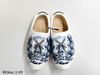 Đôi giày gỗ được vẽ bằng tay của Hà Lan với hình cối xay gió, hoa tulip nền giày trắng nổi bật