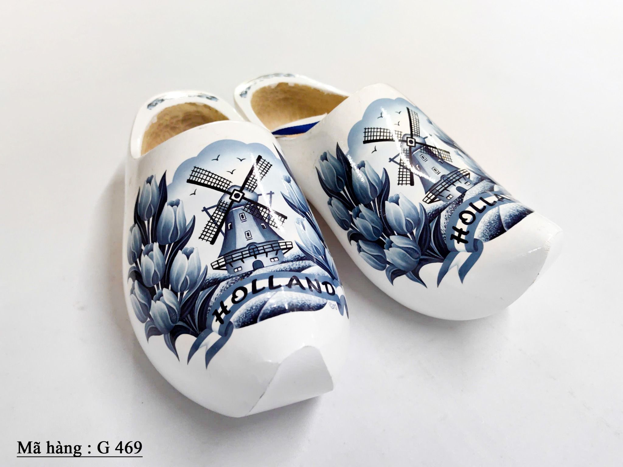 Đôi giày gỗ được vẽ bằng tay của Hà Lan với hình cối xay gió, hoa tulip nền giày trắng nổi bật