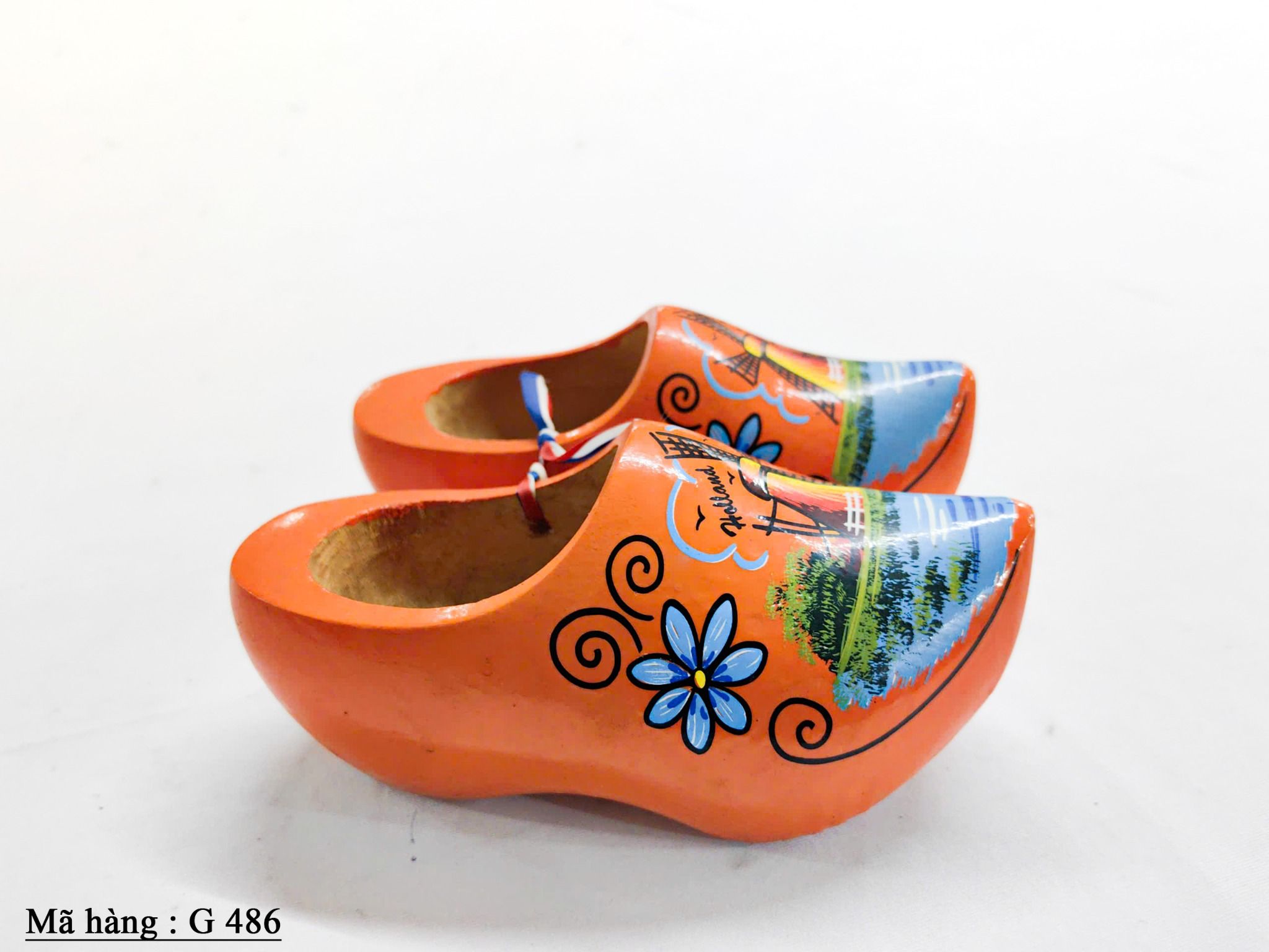 Đôi giày gỗ được vẽ bằng tay của Hà Lan với hình cối xay gió nền cam
