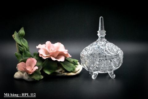  Hủ pha lê 4 chân dùng để đựng bánh kẹo trên bàn khách. 