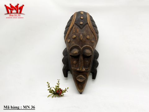  Mặt nạ trang trí treo tưởng của Châu phi được làm bằng gỗ. 