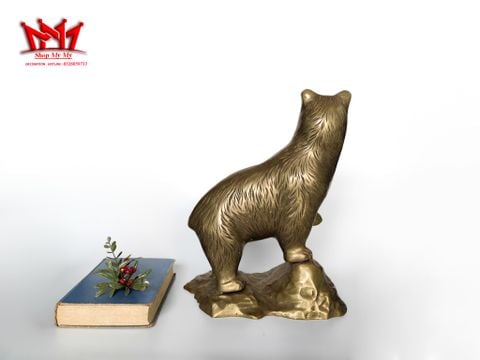  Tượng con gấu đứng trên tảng đá được làm bằng đồng. 