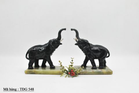  Cặp voi trang trí để bàn được làm bằng kim loại với đế đá xanh. 