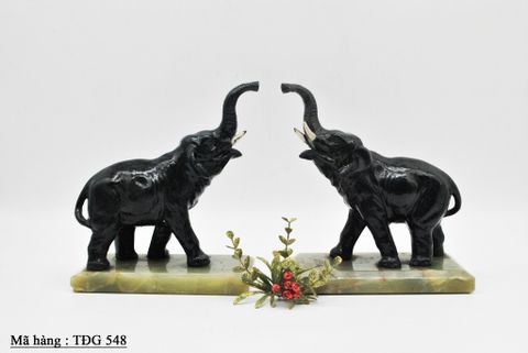  Cặp voi trang trí để bàn được làm bằng kim loại với đế đá xanh. 