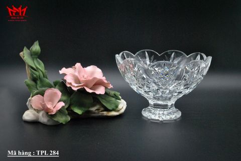  Chân bồng pha lê miệng hình hoa từ thương hiệu Marquis by Waterford. 