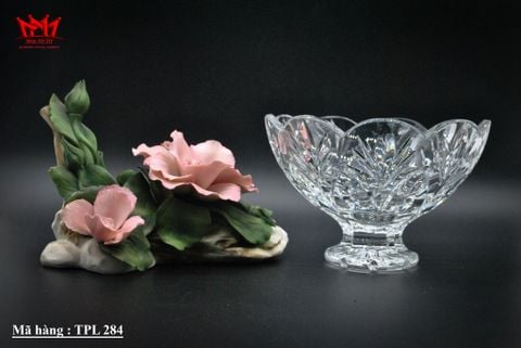  Chân bồng pha lê miệng hình hoa từ thương hiệu Marquis by Waterford. 