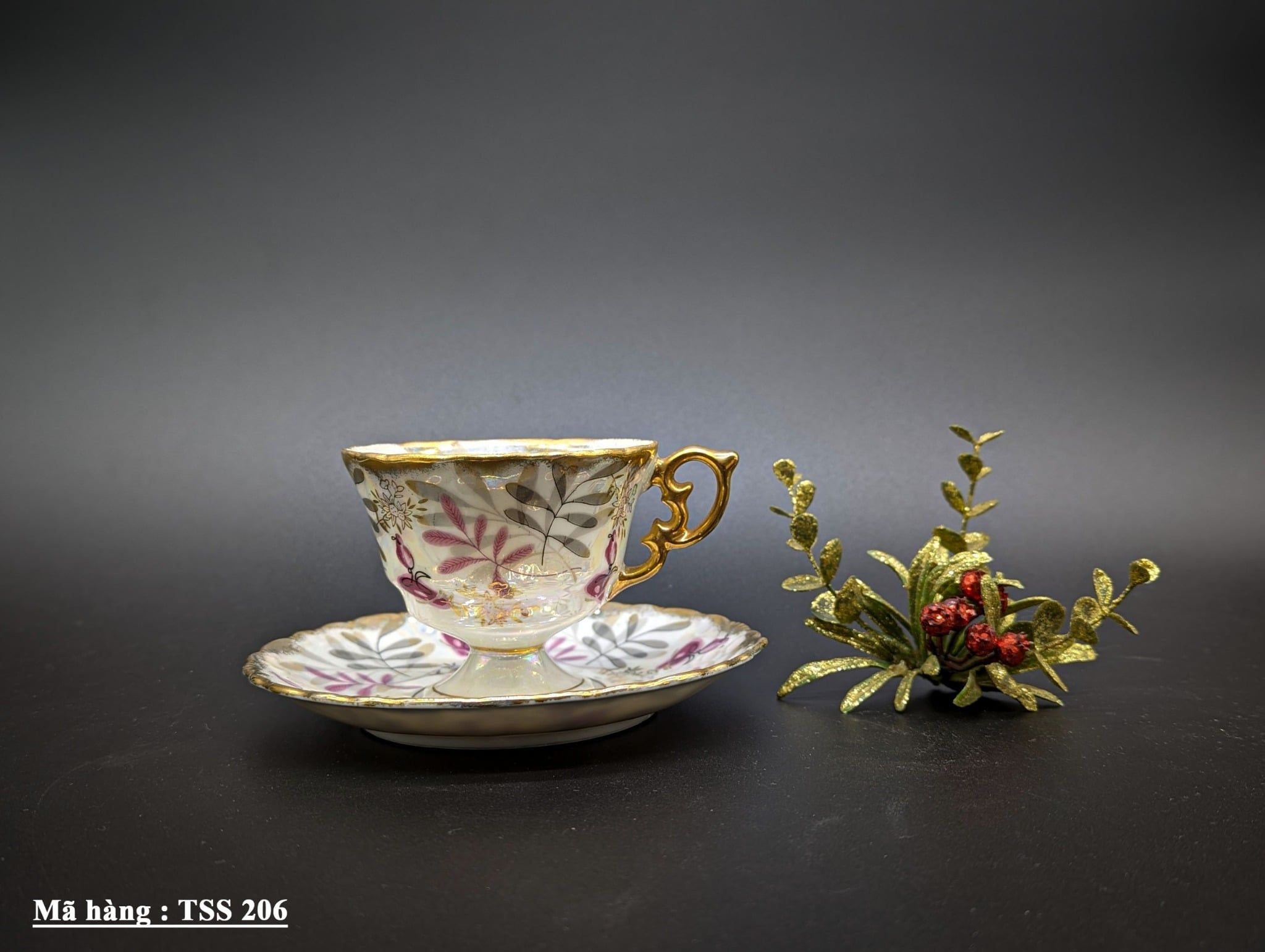 Bộ 4 tách sứ tráng men Royal Sealy cổ điển có họa tiết hoa, lá và viền vàng