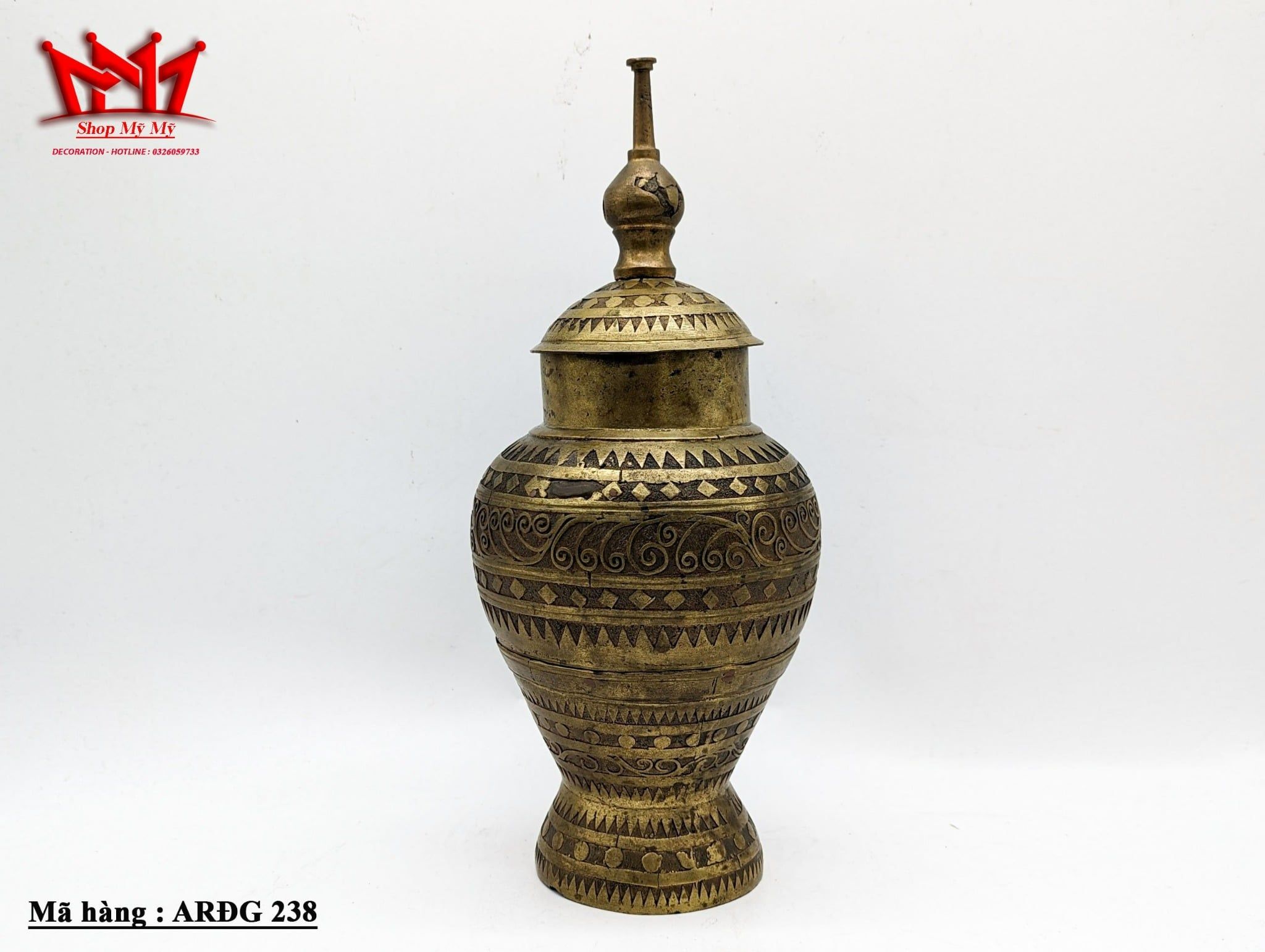 Bình đồng chạm khắc tinh xảo