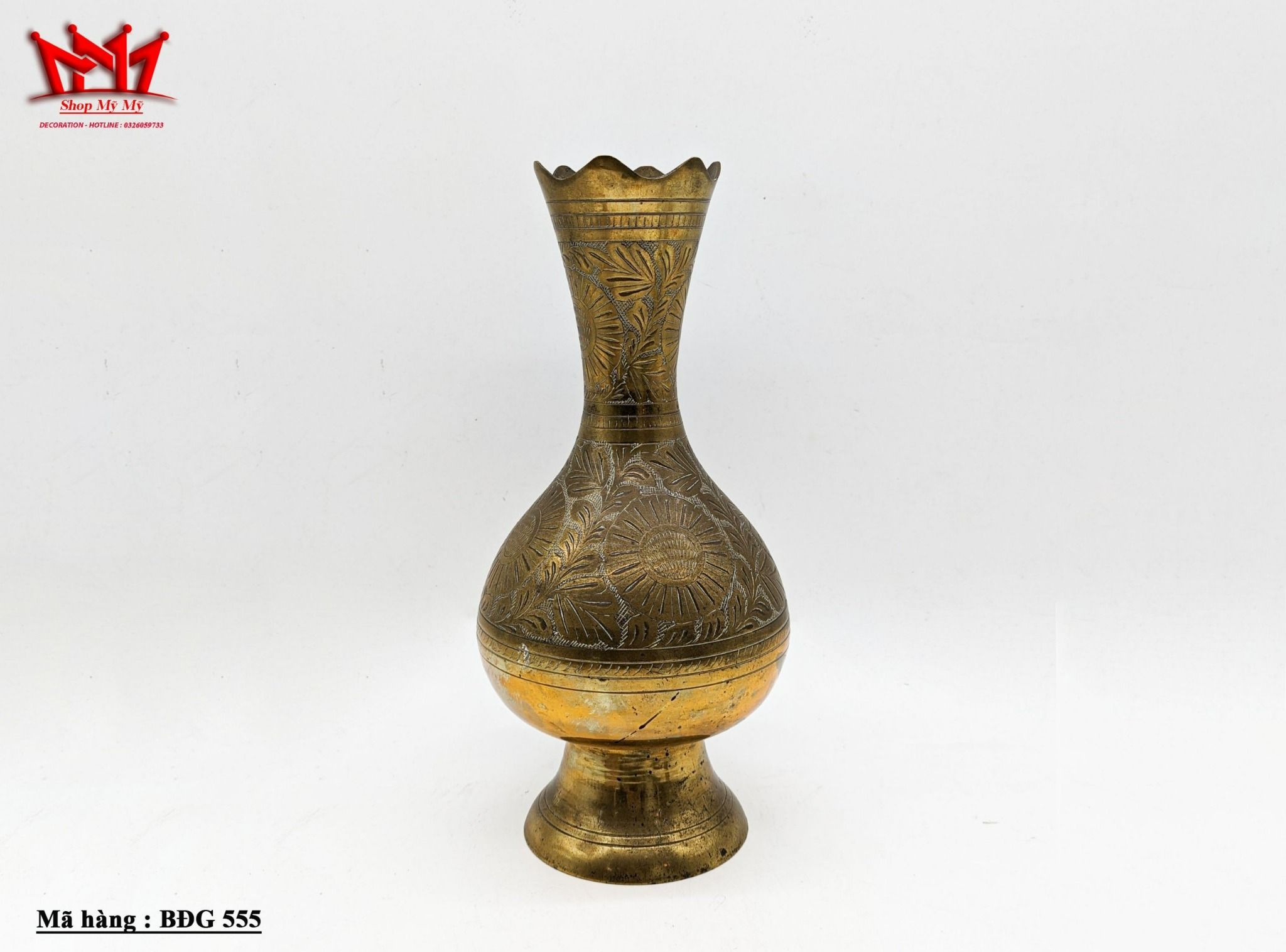 Bình đồng chạm khắc tinh xảo từ Ấn Độ