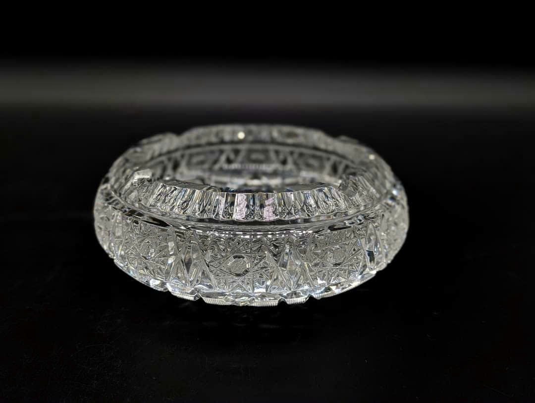 Gạt tàn pha lê mài sắc và rõ nét .