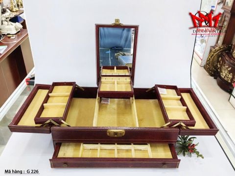  Hộp đựng trang sức ở ngoài được làm bằng da, bên trong vải nhung cao cấp. 
