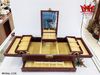 Hộp đựng trang sức ở ngoài được làm bằng da, bên trong vải nhung cao cấp.