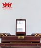 Hộp đựng trang sức ở ngoài được làm bằng da, bên trong vải nhung cao cấp.