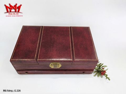  Hộp đựng trang sức ở ngoài được làm bằng da, bên trong vải nhung cao cấp. 