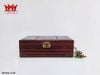 Hộp đựng trang sức ở ngoài được làm bằng da, bên trong vải nhung cao cấp.