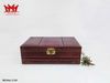 Hộp đựng trang sức ở ngoài được làm bằng da, bên trong vải nhung cao cấp.
