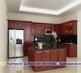 Mẫu Tủ bếp có khung đặt tủ lạnh gọn gàng, thêm bàn quầy ở giữa. TB5