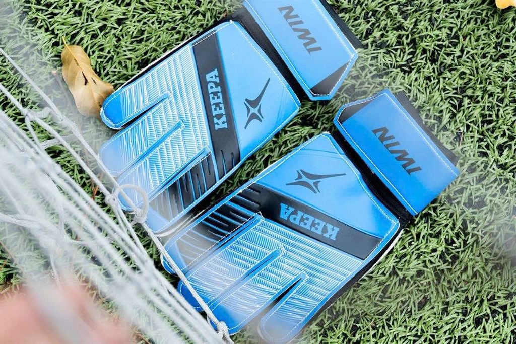 Găng thủ môn Iwin Keepa