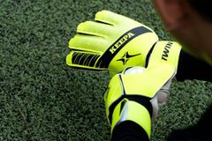 Găng thủ môn Iwin Keepa