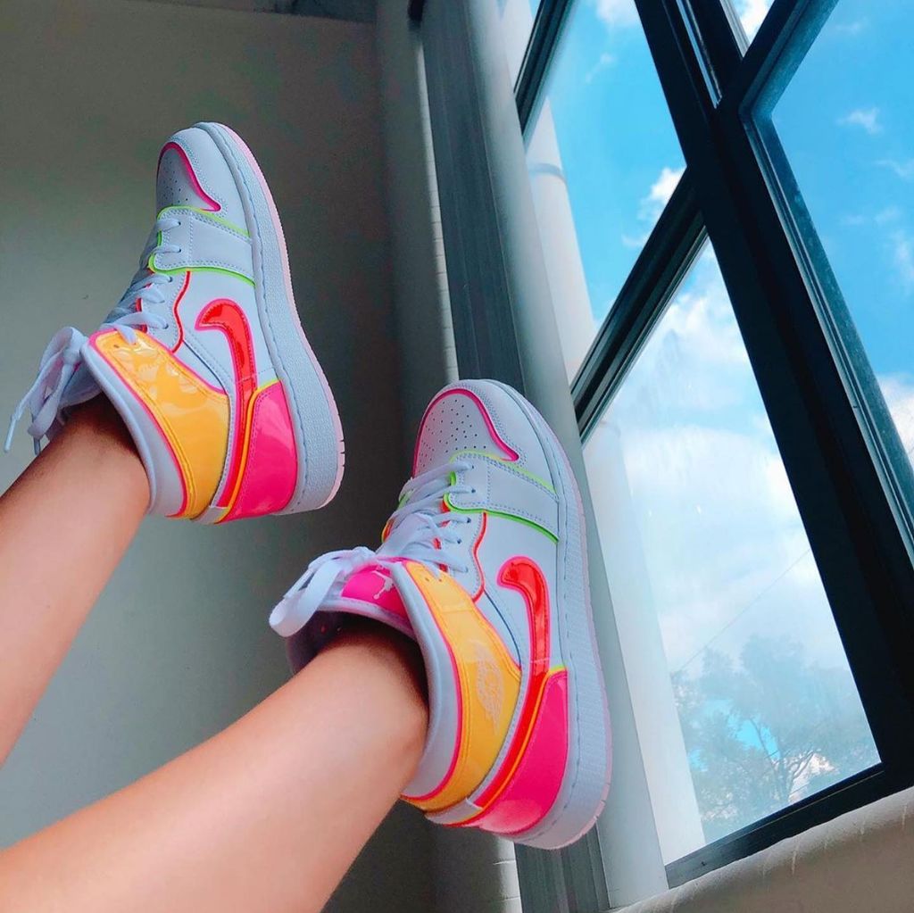 air jordan 1 mid gs edge glow