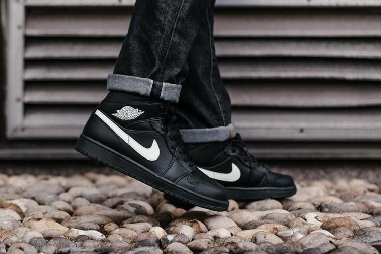 Giày Nike Air Jordan 1 Mid Black White 