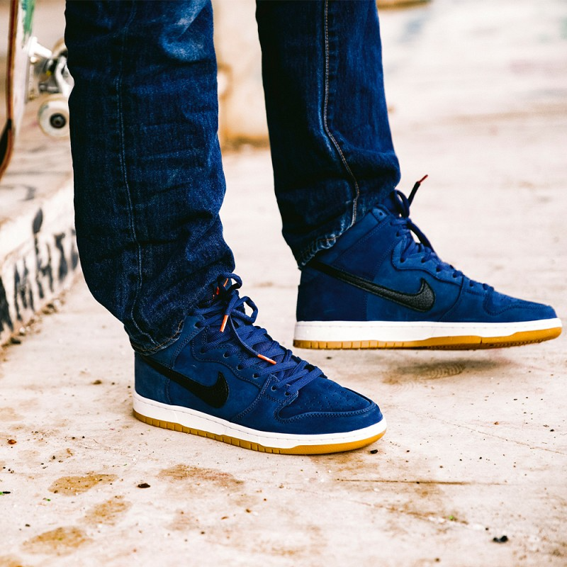 black and white nike roshes