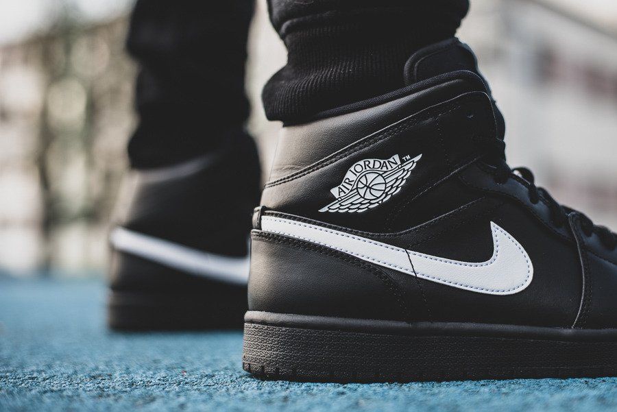 Giày Nike Air Jordan 1 Mid Black White 