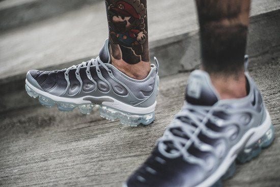 air vapormax plus silver gradient
