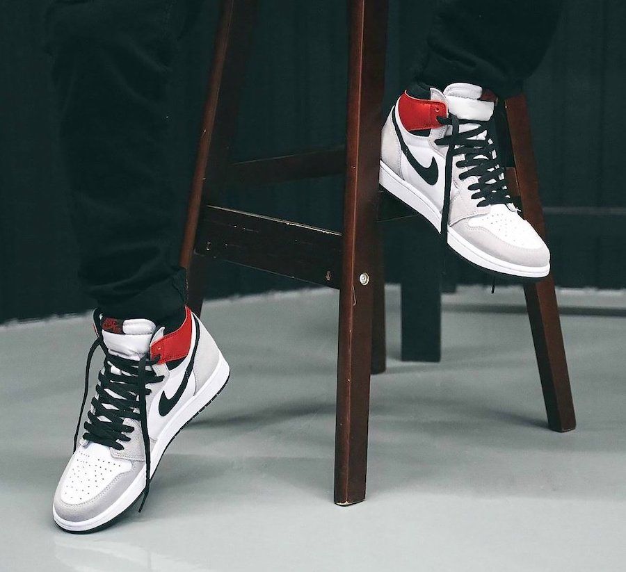 Giày Nike Air Jordan 1 Retro High OG 'Light Smoke Grey' 555088-126 –  AUTHENTIC SHOES
