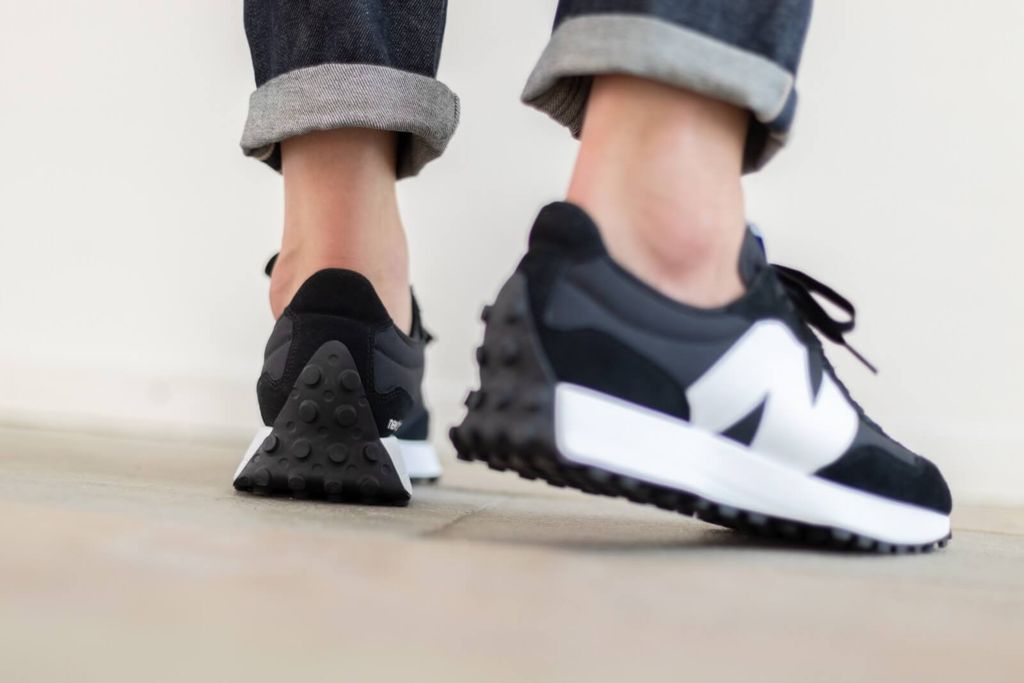 Giày New Balance 327 'Black White 